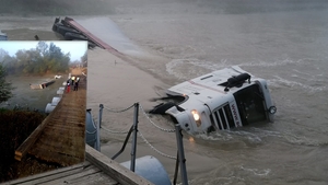 Un tir încărcat cu sticlă s-a răsturnat în apele râului Ialomița. Cum a fost găsit șoferul mastodontului înmatriculat în Ucraina | FOTO