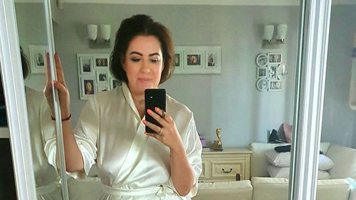 Oana Roman, jignită după ce a postat un selfie într-un capot sexy și fără sutien! Ce lecție i-a dat vedeta celei care a atacat-o dur