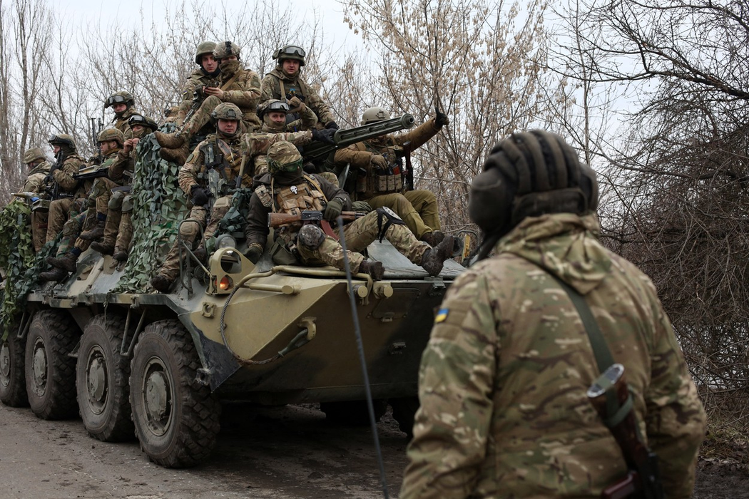 Militarii ucraineni se pregătesc să respingă un atac din regiunea Ucrainei Lugansk, pe 24 februarie 2022. (Sursa foto: profimedia.ro)