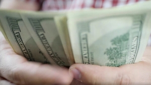 Ce trebuie să facă românii care țin euro sau dolari la saltea. Anunțul unui specialist