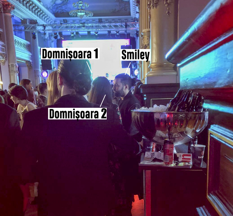 O blondă & o brunetă
l-au ”înghesuit” la bar 
pe Smiley o seară întreagă!
