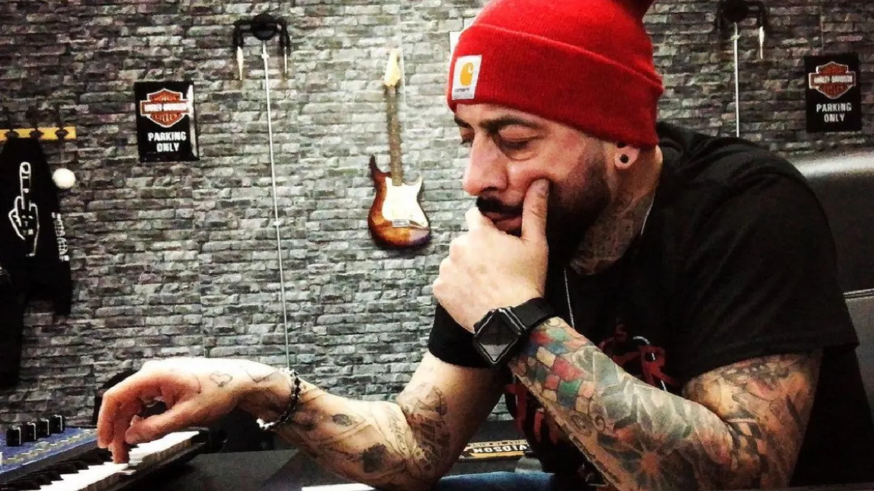 Patima lui CRBL pentru jocurile de noroc l-a făcut să își piardă salariul și, mai târziu, să se tatueze. „M-am dus acasă plângând”