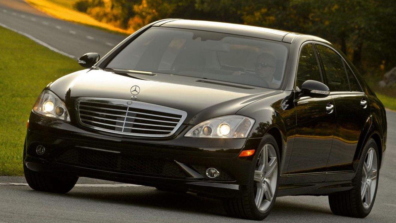 Acest Mercedes S-Class s-a făcut praf în doar câteva secunde! Şoferul a virat brusc şi a intrat într-un camion, iar apoi...