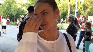 Cu cearcăne și cu un look răvășit, Roxana Ionescu și-a făcut apariția singură la Untold. Motivul neașteptat pentru care iubitul nu a însoțit-o