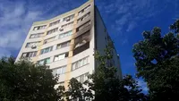 Incendiu într-un bloc din Capitală, cauzat de o explozie. Patru persoane au fost rănite