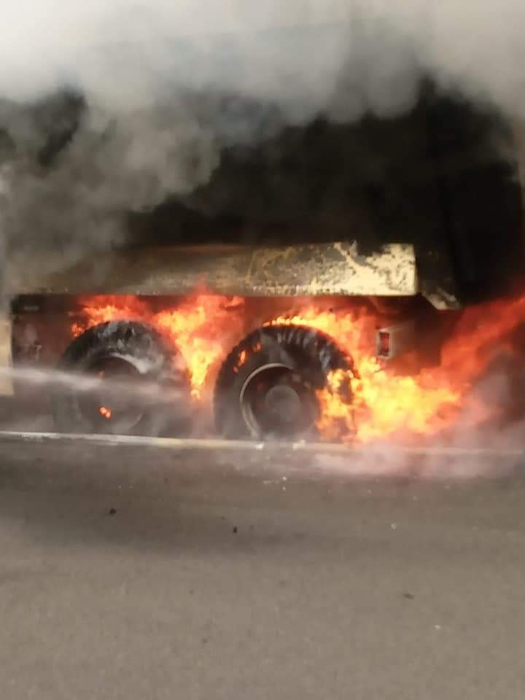 Imagini de groază. Un camion a izbucnit în flăcări pe autostradă. Traficul a fost blocat