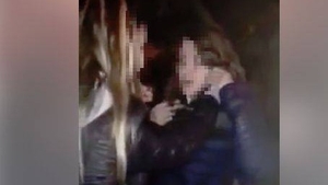 Șocant! O elevă din Galați a fost bătută de două fete pe stradă, iar persoanele care erau de față nu au intervenit ci au filmat amuzate incidentul scandalos