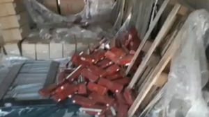 VIDEO. Un TIR cu peste 14 milioane de ţigări de contrabandă ascunse în cutii de detergent s-a răsturnat în județul Olt