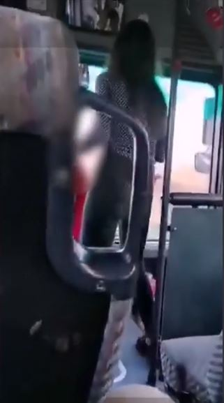 Imaginile zilei | Mai multe tinere din Lugoj au fost filmate în timp ce dansează pe manele, pe bordul unui autobuz. S-a lăsat cu amenințări: ”Au spus că o aruncă în Timiş, că o omoară”