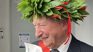 Pensionarul din imagine a absolvit facultatea la 89 de ani. Ce vrea să facă acum, pentru bani