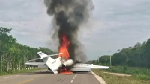 Avion mistuit de flăcări în Mexic. Ipoteză: ”Transporta sute de kilograme de cocaină!”