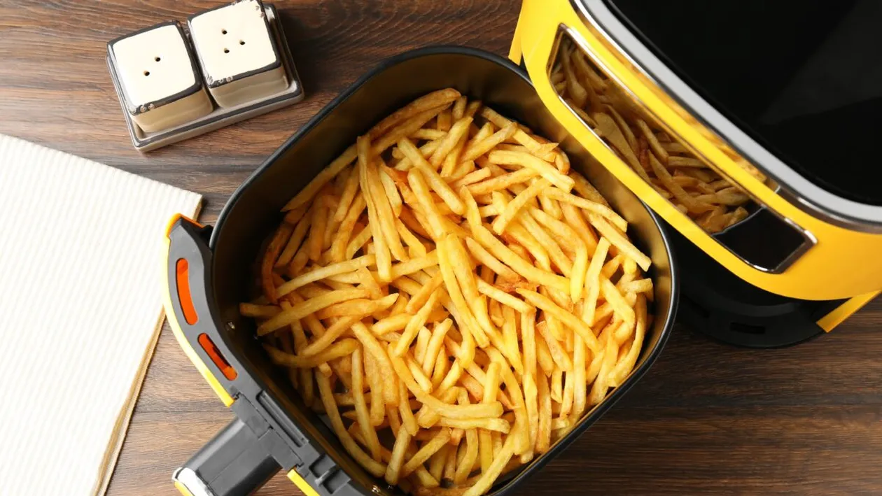 Greșeala pe care o faci când gătești cartofi prăjiți la air fryer. Li se schimbă gustul total