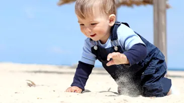 Femeia care si-a lasat bebelusul sa se prajeasca la soare era beata!