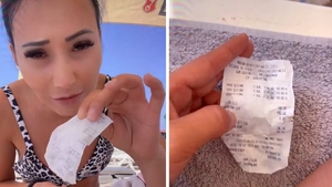 Cum a fost păcălită la bani această turistă, pe o plajă din Costinești. Câți lei a plătit pentru două șezlonguri