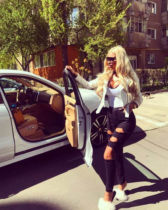 Loredana Chivu a văzut comentariile de pe Facebook şi a reacţionat dur împotriva stewardesei, solicitând să fie dată afară