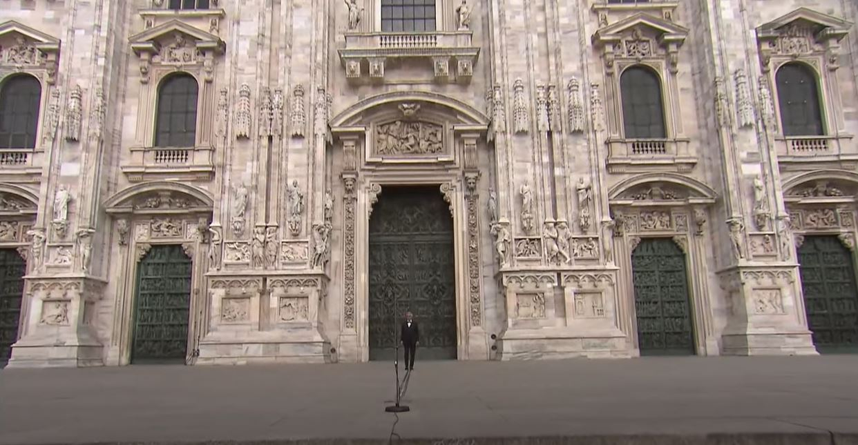 Imagini răvășitoare! Andrea Bocelli, concert uluitor în fața Domului din Milano, fără niciun spectator. Mesajul artistului a făcut înconjurul lumii