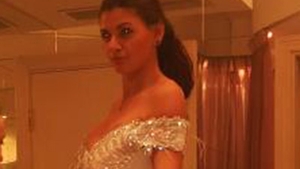 Ramona Gabor, din nou în rochie de mireasă! Să fie vorba doar despre o şedinţă foto sau se pregăteşte să-si pună pirostriile?