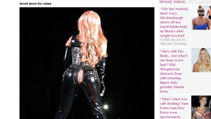 Lady Gaga, gabarit depăşit! Şi-a distrus pantalonii Versace din latex din cauză că are fundul mare! I-au crăpat pe scenă!