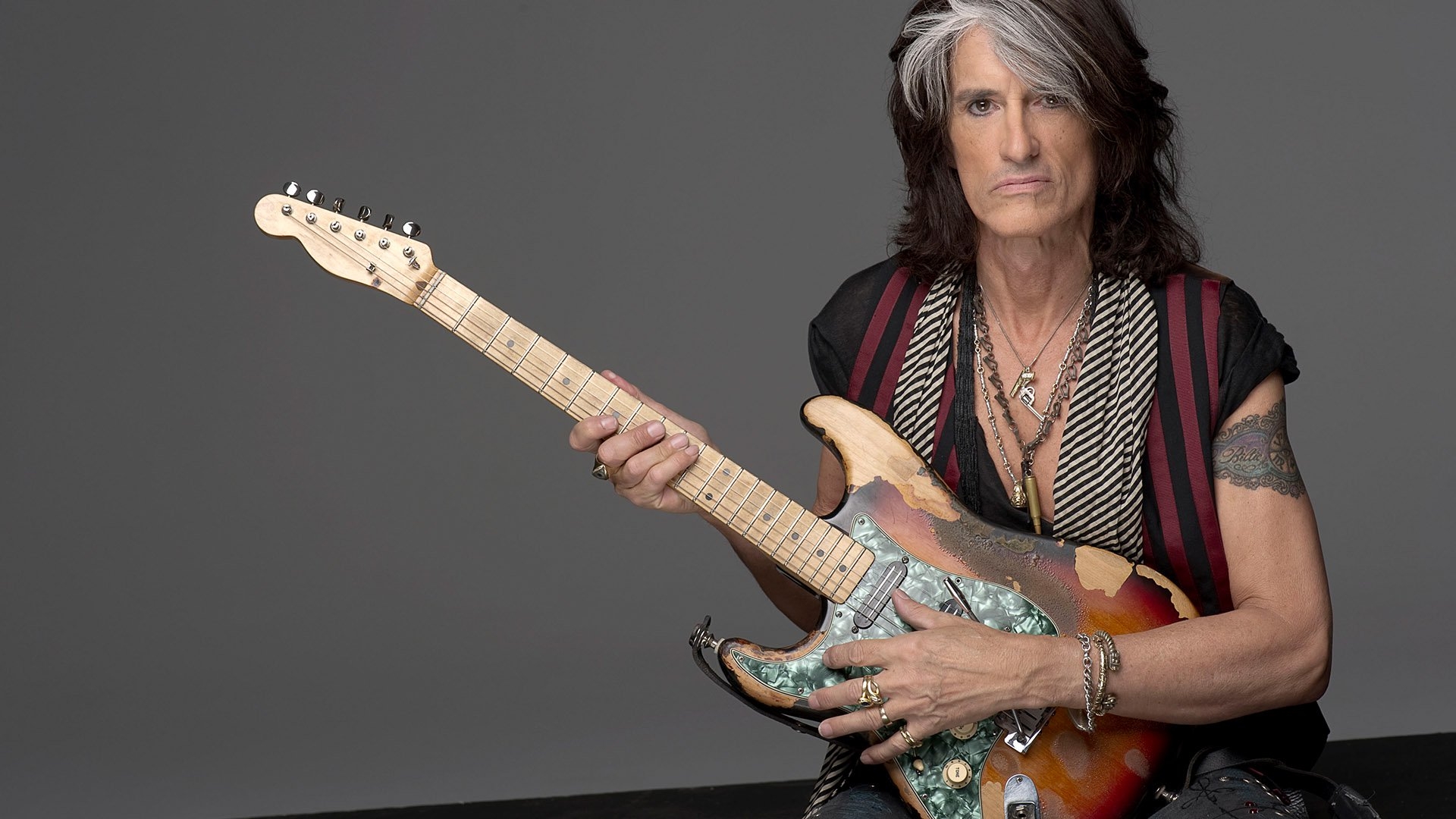 Chitaristul Joe Perry de la Aerosmith, spitalizat de urgență după ce s-a prăbușit în timpul unui concert