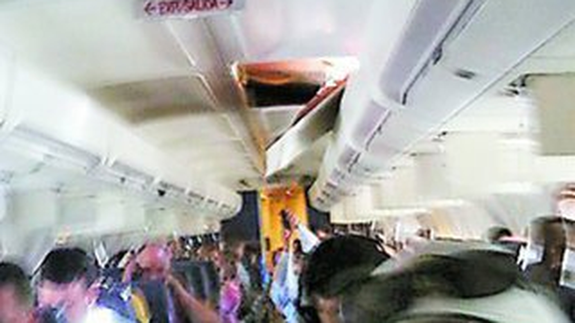 Plafonul unui avion s-a fisurat in zbor
