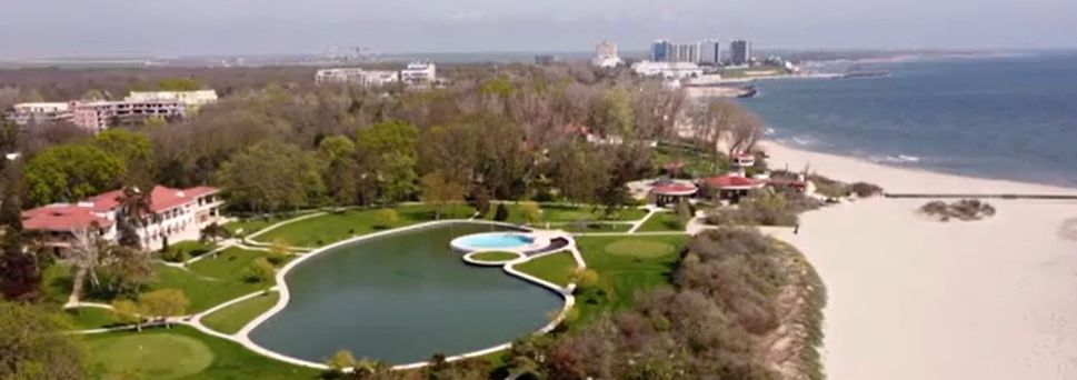 Cum arată vilele în care va locui de acum Nicușor Dan? De la chirie la piscină, plajă privată sau cinematograf