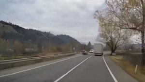 Șoferul filmat în Suceava când depășește pe linie continuă, în curbă, a mers la Poliție pentru a-și recunoaște fapta