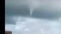 Fenomen meteorologic neobişnuit la Marea Neagră.  O trombă marină cu aspect de tornadă, vizibilă pe țărmul din Eforie Sud