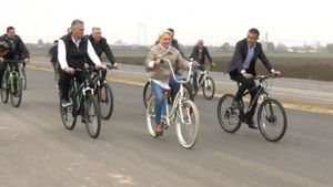 Viorica Dăncilă, pe bicicletă la inaugurarea Centurii Bacău: "Mă bucur că acest obiectiv poartă semnătura PSD!"