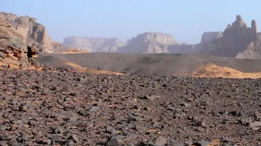 300 de muncitori straini, printre care si romani, blocati in desertul libian