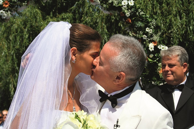 Monica şi Irinel s-au cunoscut în 2005, iar un an mai târziu au devenit soţ şi soţie. În 2011m cei doi au divorţat, iar Monica a plecat în America, în Los Angeles, unde l-a cunoscut pe actualul iubit, Mr. Pink