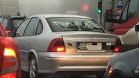 A strârnit hotote de râs în traficul din Bucureşti! Ce număr de înmatriculare are acest şofer din Buzău