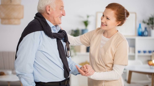 Ce a pățit un pensionar de 85 de ani din Italia, după ce a angajat o badantă româncă mult mai tânără