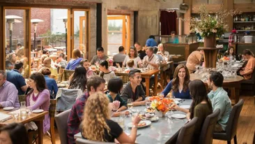 Un renumit epidemiolog, anunț îngrijorător. Riscul infectării cu COVID-19 în spații închise este de 20 de ori mai periculos decât în aer liber