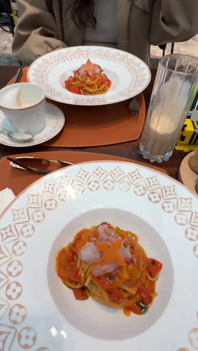 NU E BANC! Câți euro a plătit un român la cafeneaua Louis Vuitton din Milano pe 3 cafele, mâncare și desert