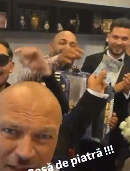Câți bani le-a dat Puya lăutarilor în ziua în care a fost naș de cununie. Invitații au crezut că nu văd bine!