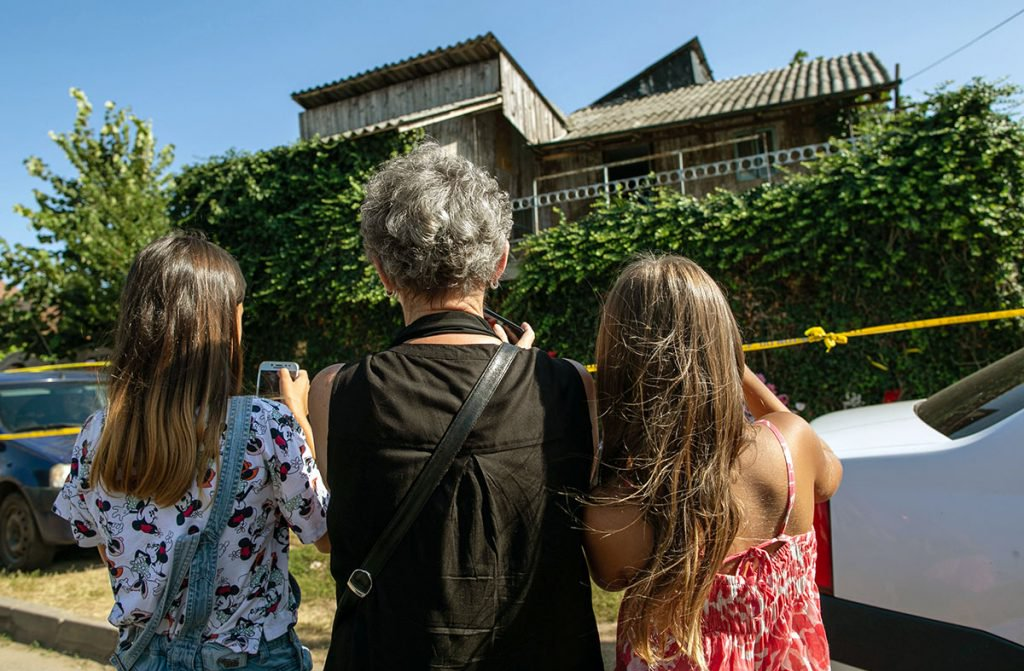 Casa lui Gheorghe Dincă a ajuns obiectiv turistic macabru. Ce se întâmplă, în fiecare zi, la locuința criminalului
