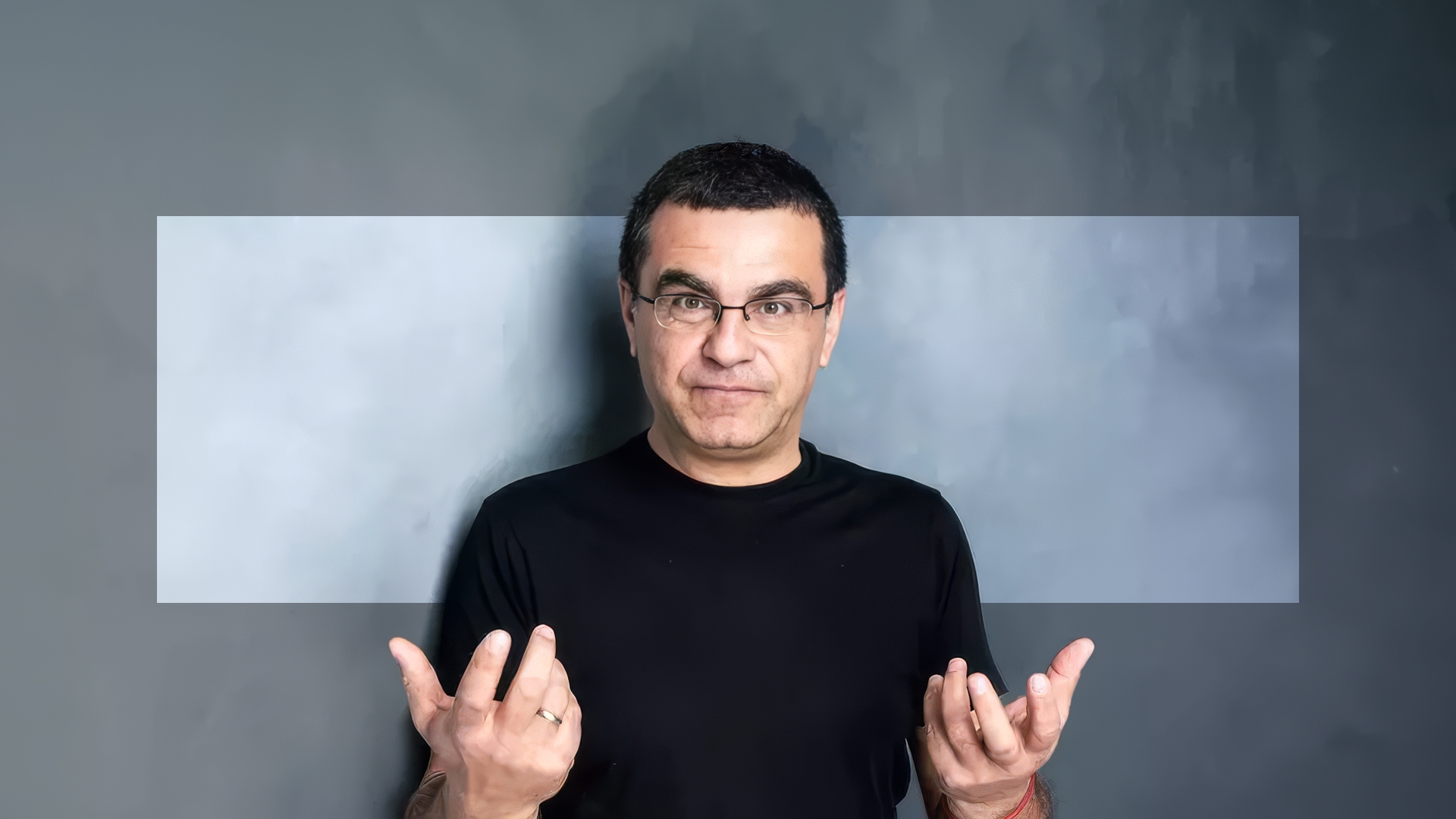 Cine era bruneta focoasă pe care Mihai Mărgineanu o săruta în centrul vechi. Artistul a dezvăluit identitatea misterioasei femei