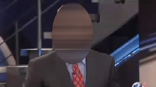 Un prezentator tv a mâncat voma pisicii sale ÎN DIRECT! Vă avertizăm că urmează să vizionaţi cel mai DEZGUSTĂTOR VIDEO!