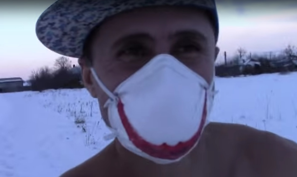 Ţi-l mai aminteşti pe „Micul Hercule”? Momentul în care tatăl lui l-a scos în zăpadă la bustul gol