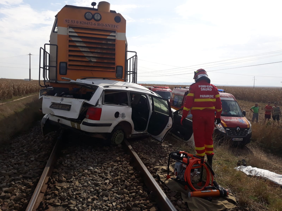 Accident grav în Suceava. Două persoane au murit, după ce mașina în care se aflau a fost spulberată de tren| VIDEO