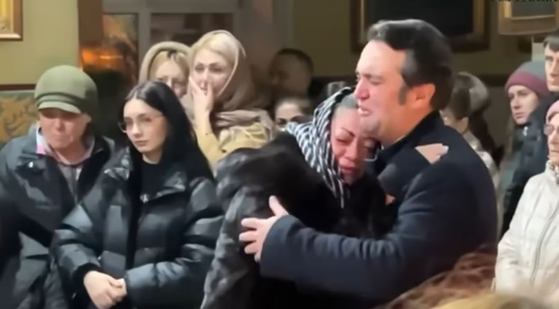 Părinții Andreei nu s-au desprins de sicriul fetei lor/ sursă foto: Star popular