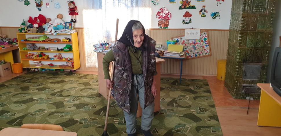 Sofia Chiţoran, bunica de 83 de ani angajată ca femeie de serviciu la grădiniţă, nu vrea să renunțe la slujbă