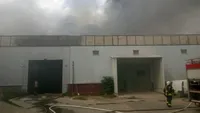 Incendiu puternic în Capitală, la o hală de băuturi alcoolice din zona Faur Poarta 4