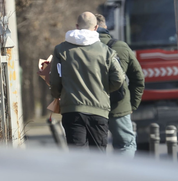 Cei doi buni amici se îndreaptă spre birourile Antenei 1 (SURSA FOTO: CANCAN.RO)