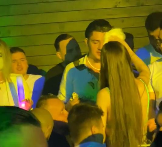 Theo Rose și Bogdan de la Ploiești, luați prin surprindere de dedicații în valoare de zeci de milioane într-un club din Buzău | VIDEO