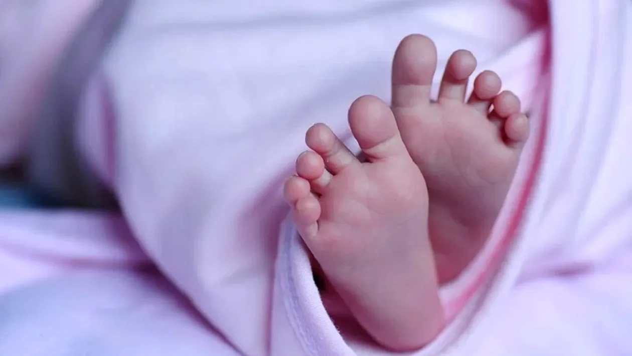 Un bebeluș din Iași a fost sufocat de mamă, în camera unui hotel. Femeia este soția unui parlamentar