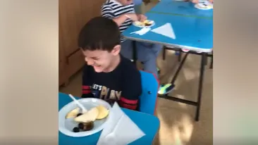 Băiețel pocnit peste față de educatoare la o grădiniță din Fetești! Chiar ea a filmat totul VIDEO