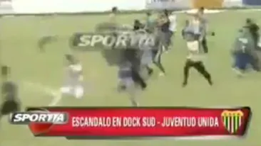 VIDEO In Argentina, fotbalistii au fost fugariti si dezbracati!
