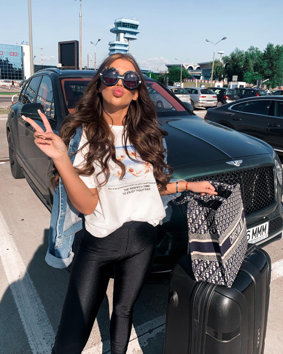 Andra Volos se pozează numai în supermașini (Foto: Instagram)