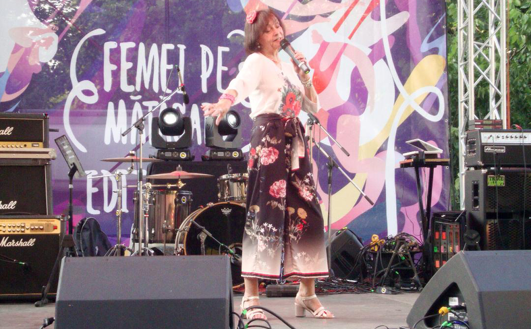 La un pas de moarte după ce a mâncat naftalină! Marina Voica, botezată la 50 de ani